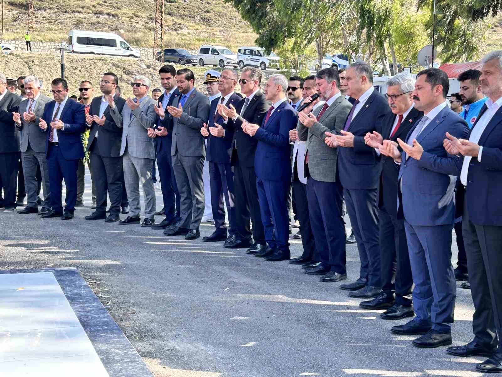 Hatay’da bayram arefesinde depremlerde ölenlerin mezarları ziyaret edildi