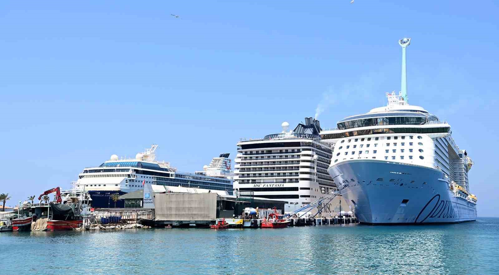Kuşadası’na üç gemiyle toplam 9 bin 600 turist geldi