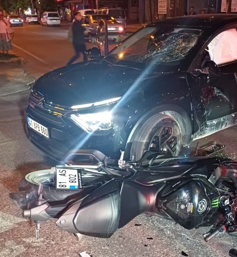 Motosiklet sürücüsü takla atıp otomobilin üzerine düştü... O anlar kamerada