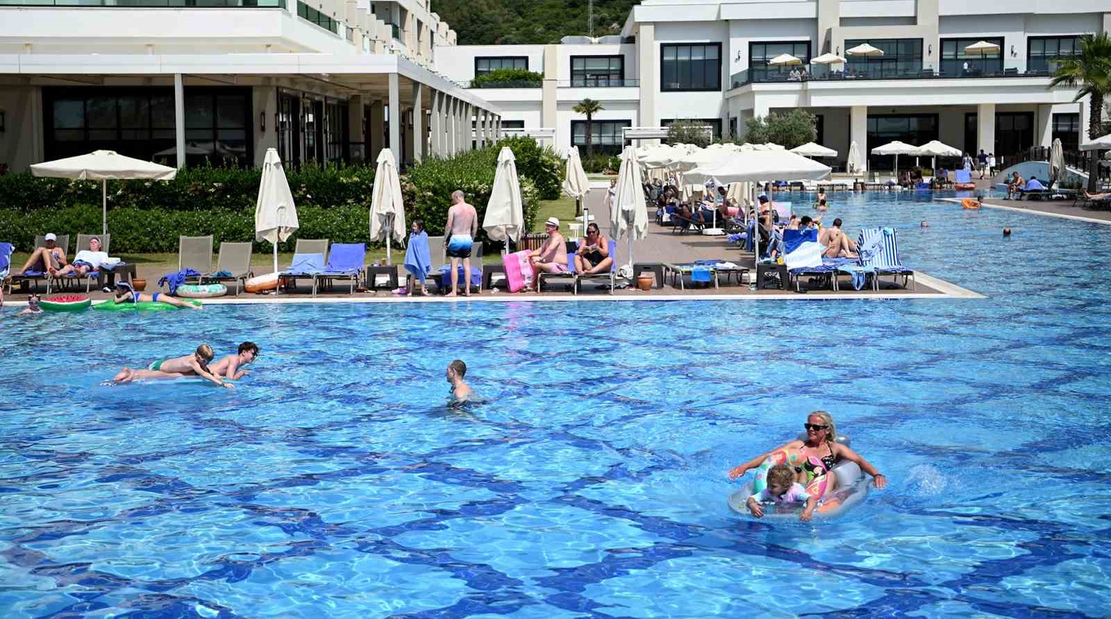 Kuşadası’nda turizmcinin yüzü gülüyor