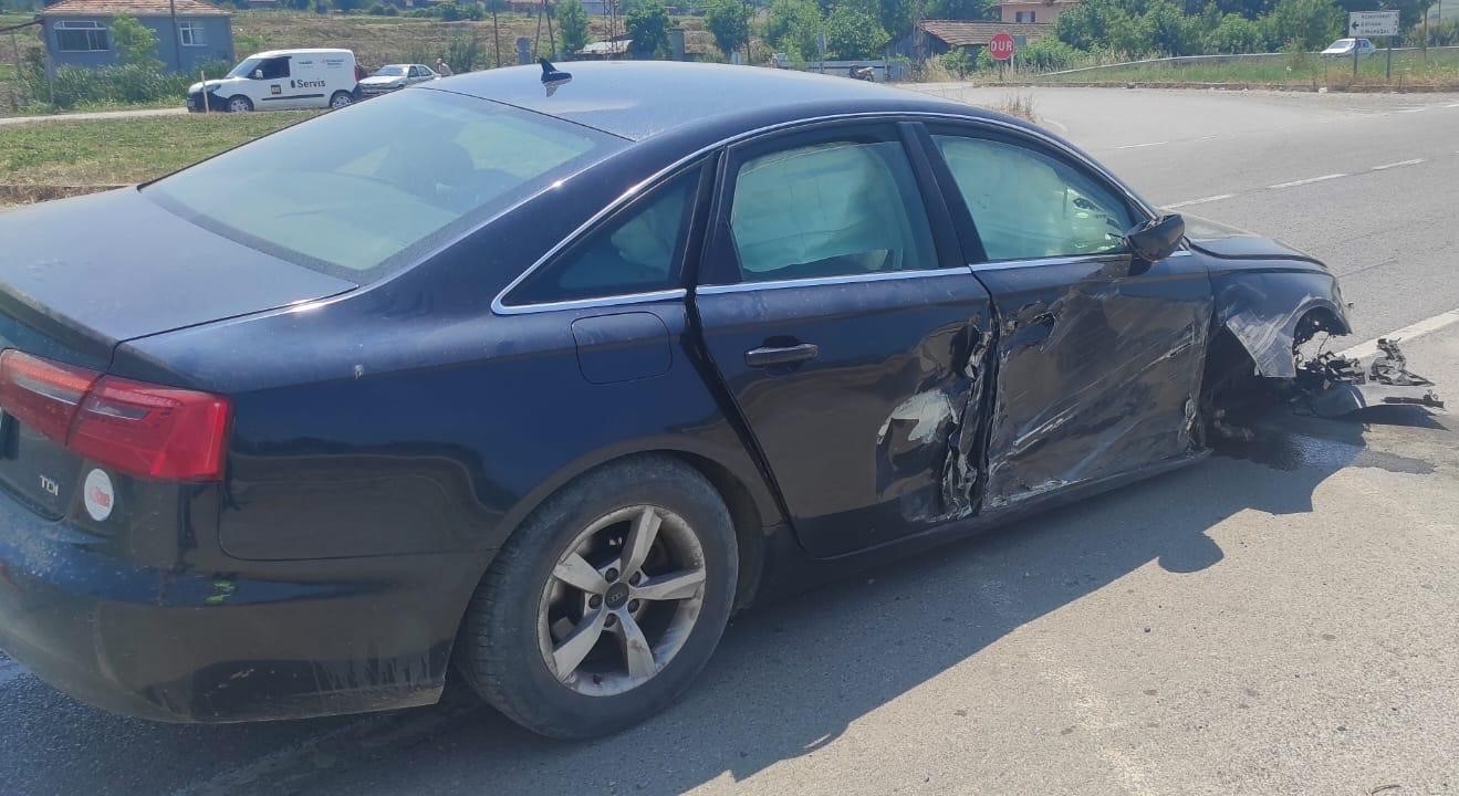 Otomobilin çarptığı traktör sürücüsü yaralandı