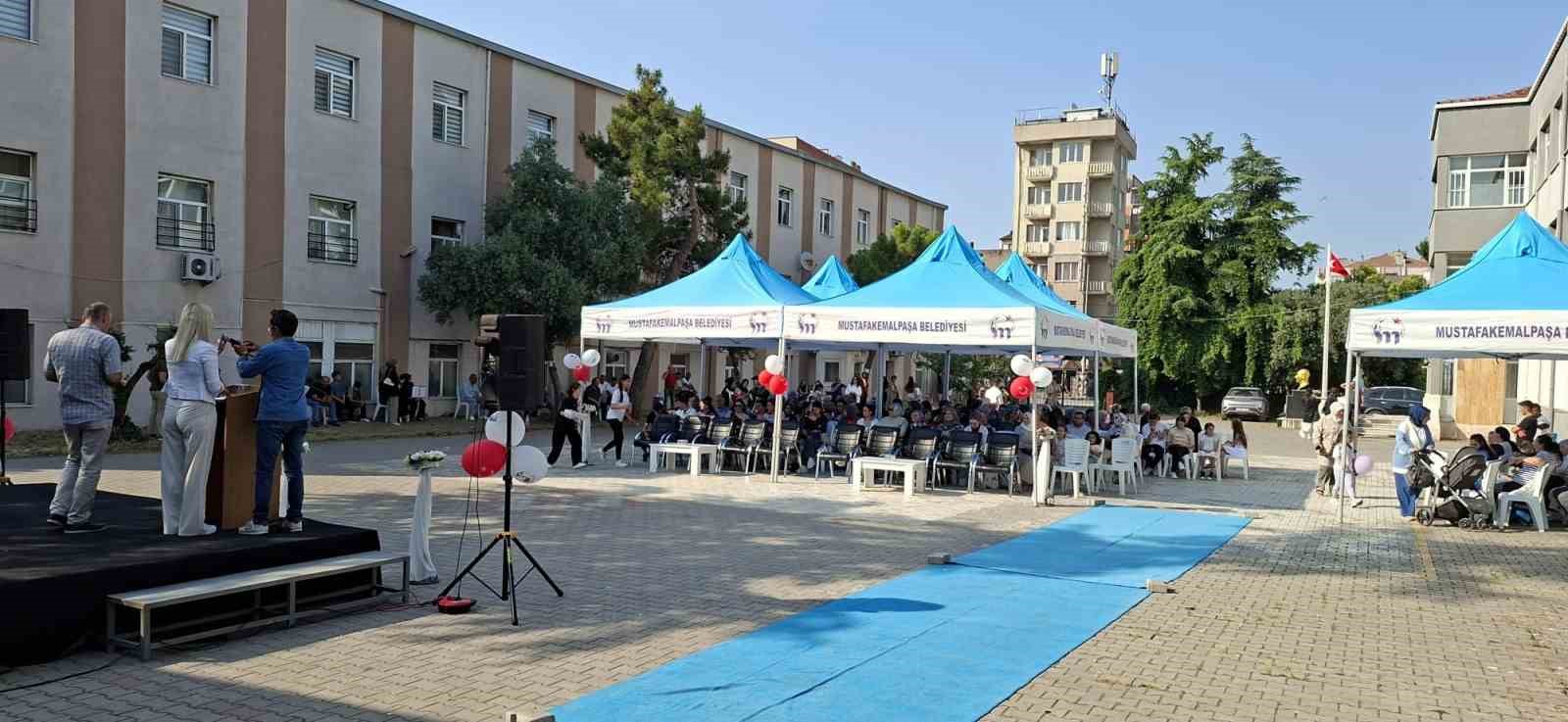 Gidemedikleri okullarında mezuniyet coşkusu yaşadılar