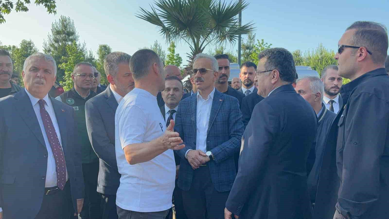 Bakan Uraloğlu, sel felaketinin yaşandığı Trabzon’da incelemelerde bulundu
