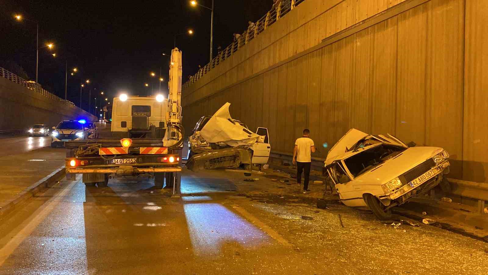 Konya’da karşı şeride geçen otomobil 2 araca çarptı: 6 yaralı