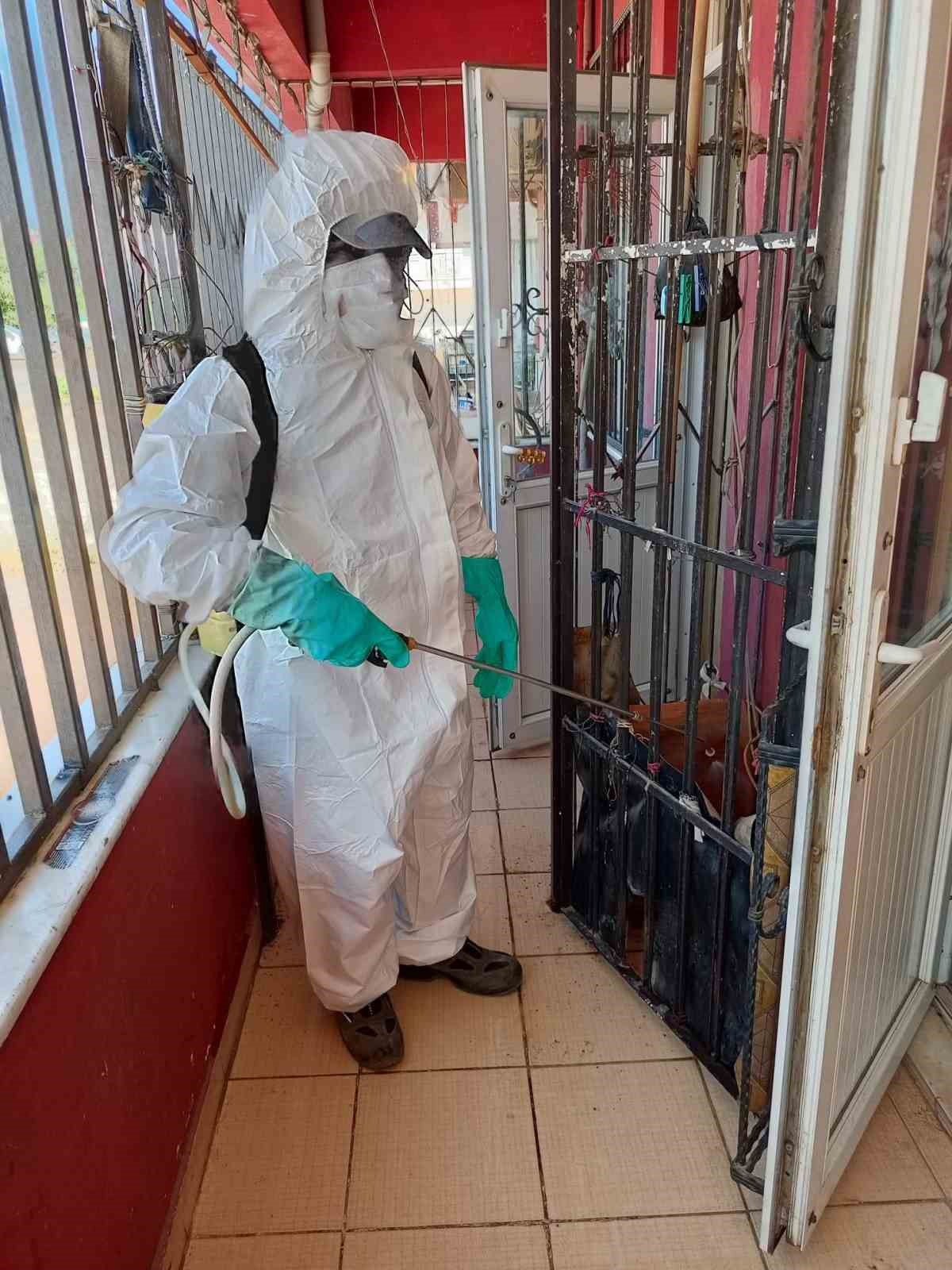 Kepez’de çöp ev operasyonunda 2 ayrı evden 8 kamyon dolusu çöp çıktı