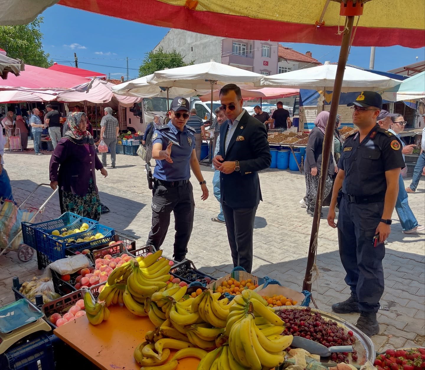 Kaymakam Aslan pazar yerini ziyaret etti