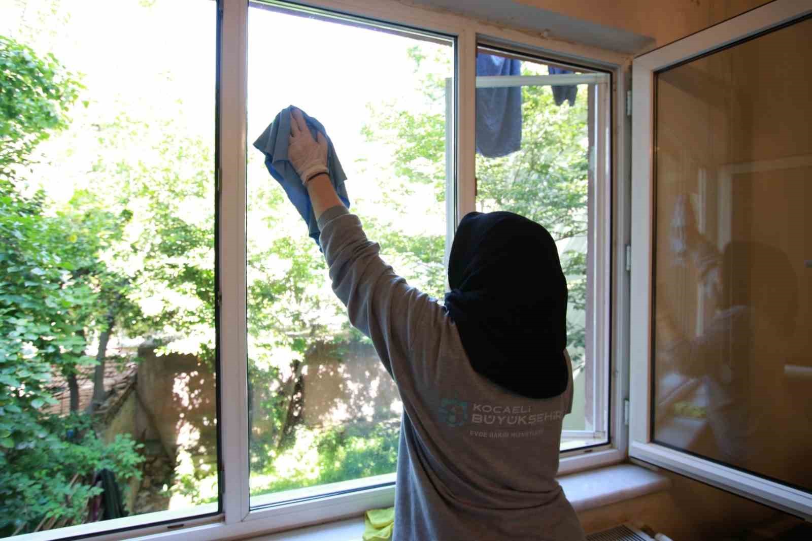 Bayram öncesi evde bakım hizmetiyle yaşlı ve engellilerin yüzü güldü