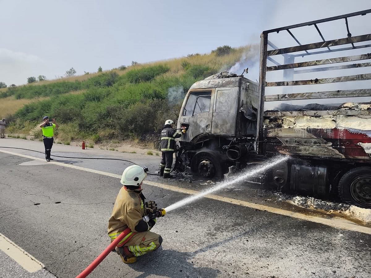 Erzin’de alevlere teslim olan tır hurdaya döndü