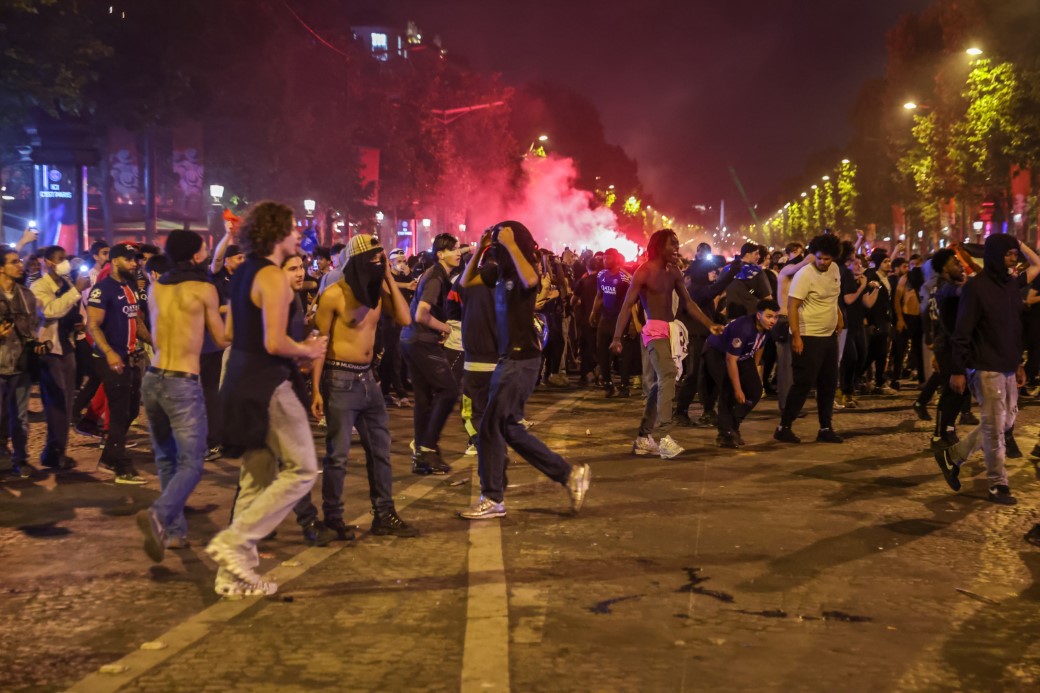 PSG’nin Şampiyonlar Ligi final zaferinin ardından Paris’te kaos: Sokaklar savaş alanına döndü