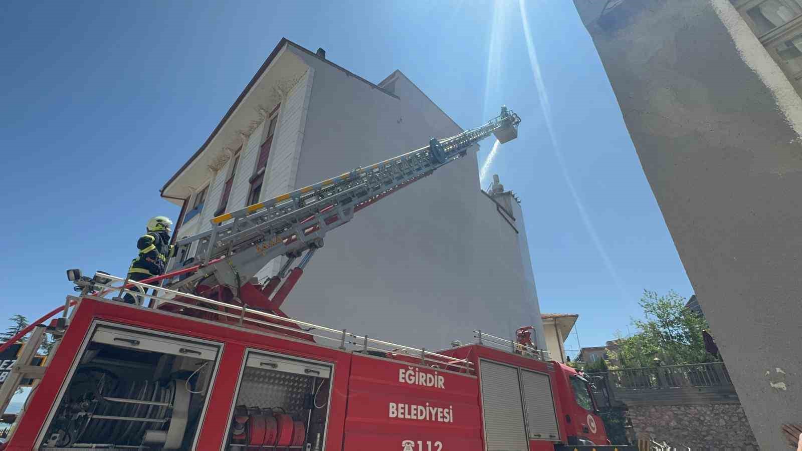 Eğirdir’de kebap salonunda çıkan baca yangını büyümeden söndürüldü