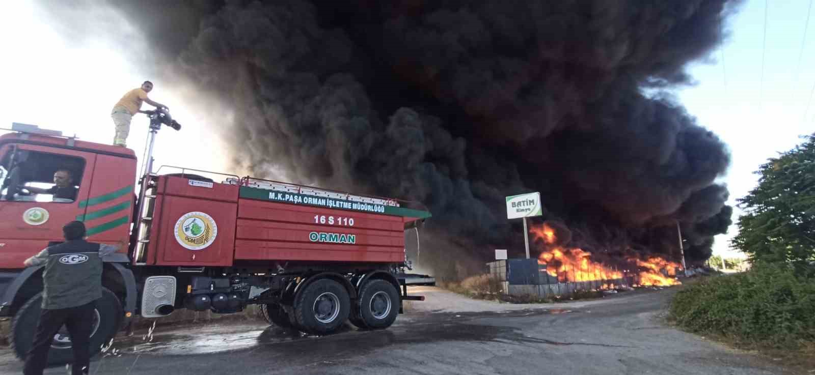 Alev alev yanan fabrikada kalan Türk bayrağını böyle kurtardı
