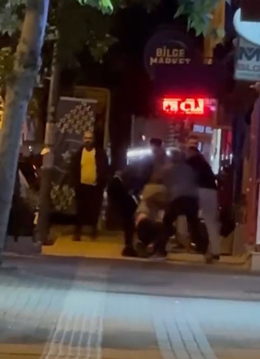 Bursa’da tartıştıkları kişiyi tekme tokat darp ettiler