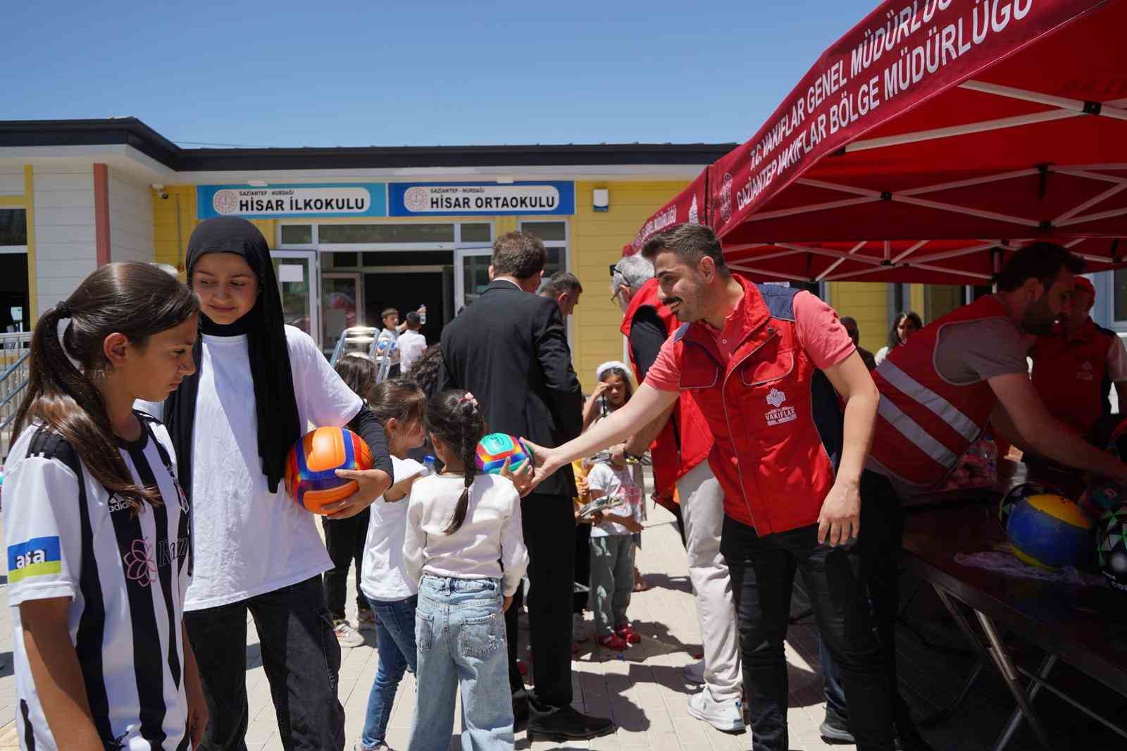 Gaziantep Vakıflar Bölge Müdürlüğü depremzede öğrencilerin karne sevincine ortak oldu