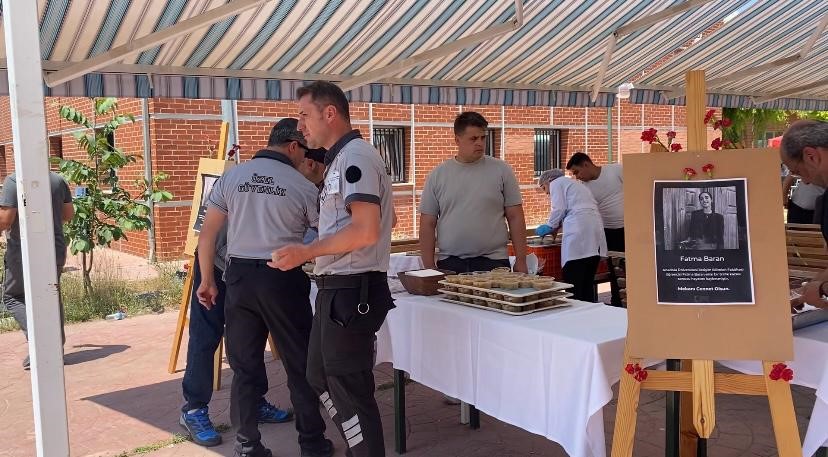 Vefat eden Anadolu Üniversitesi öğrencisi Fatma Baran için fakültesinde helva dağıtıldı