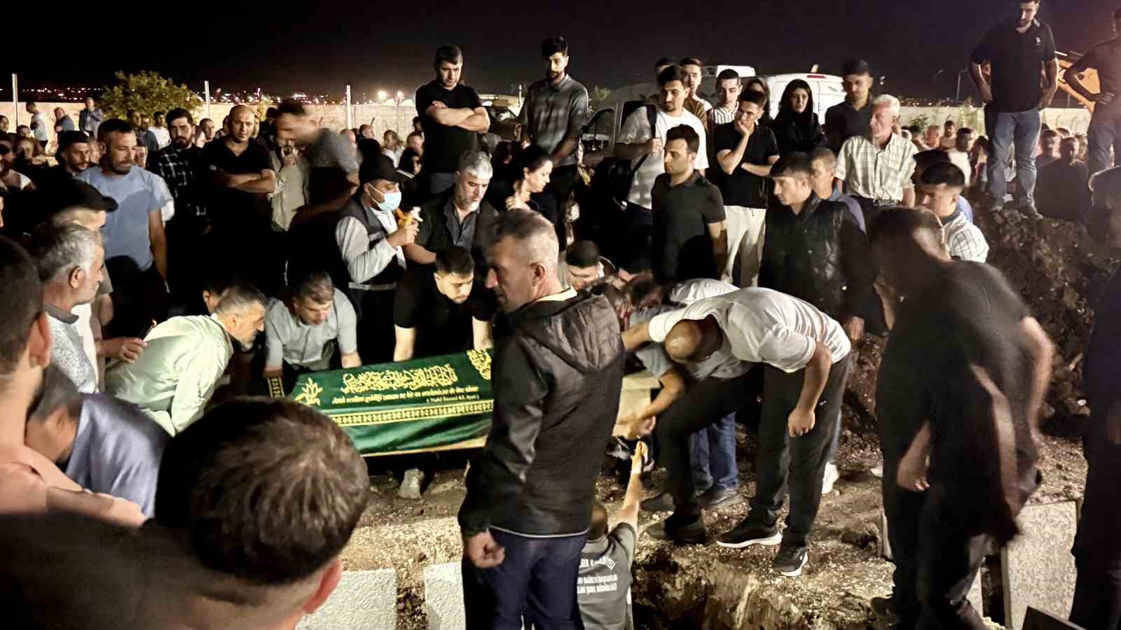Diyarbakır’da yangında hayatını kaybeden anne ve üç çocuğu defnedildi