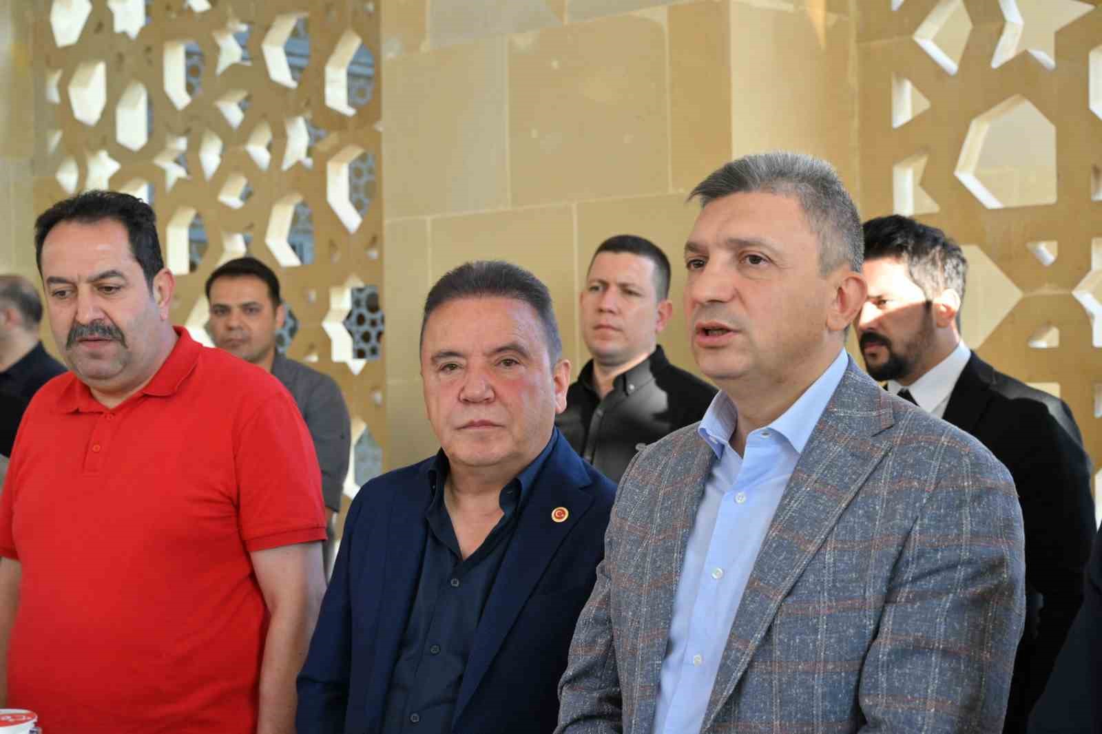 Başkan Muhittin Böcek protokol ve vatandaşlarla bayramlaştı