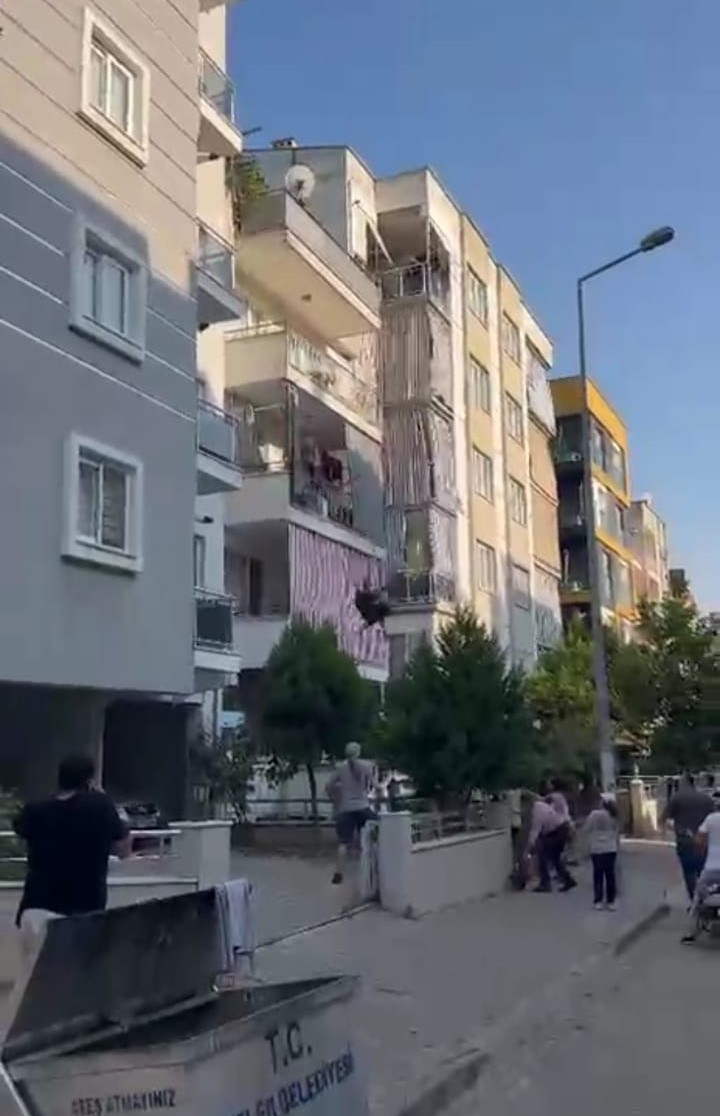 Balkona çıkıp kendini boşluğa bırakan kadın ağır yaralandı