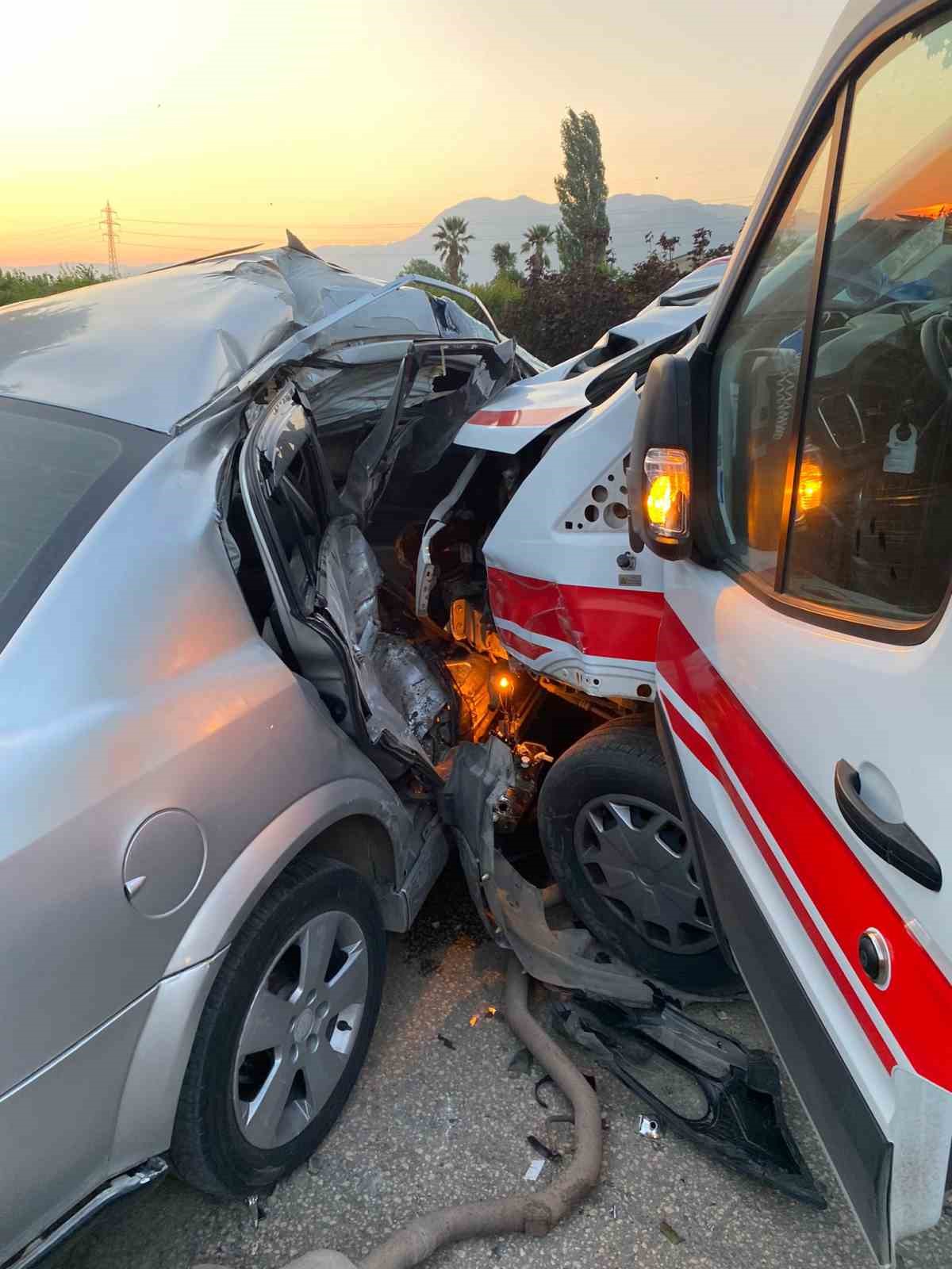 Ambulans ile çarpışan otomobilde can pazarı
