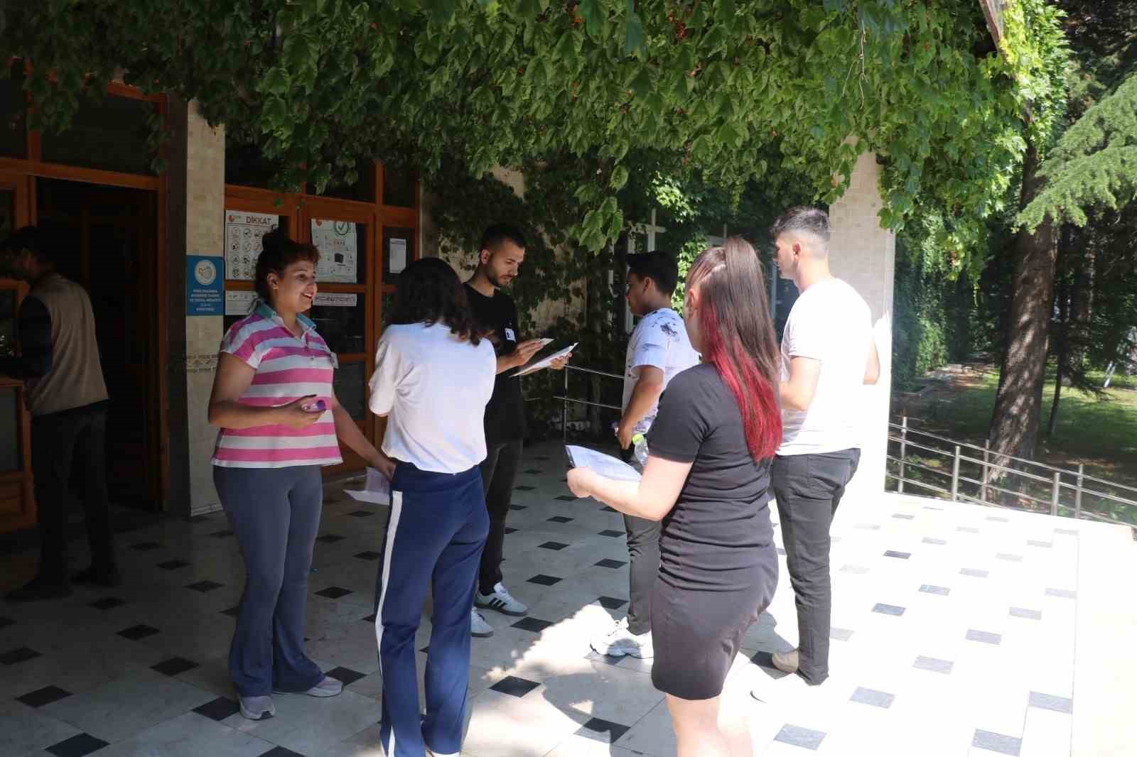 Afyonkarahisar’da YKS sınavına giren birçok adayın imdadına polis yetişti