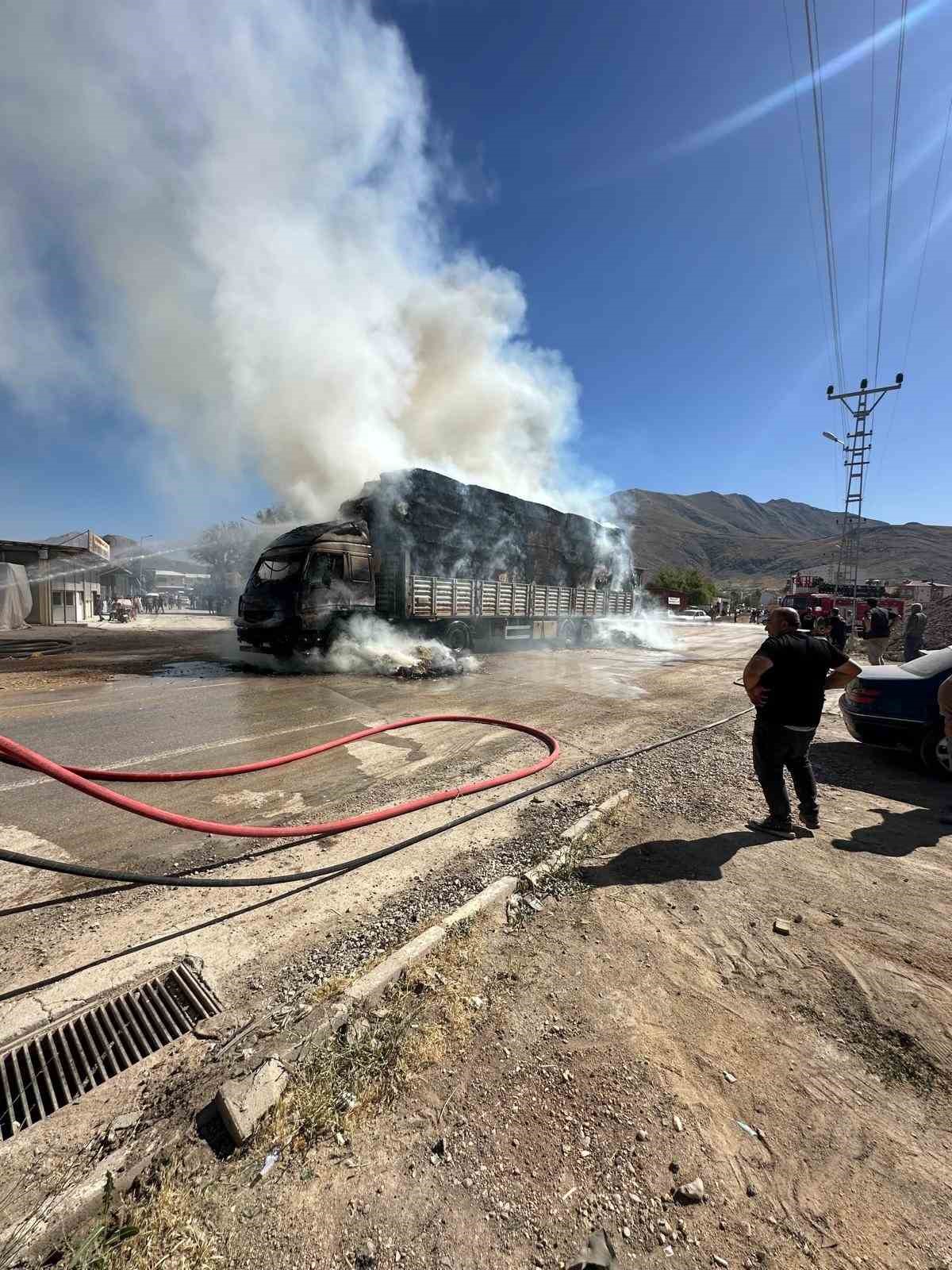 Saman yüklü kamyon elektrik tellerine takıldı, yangın çıktı