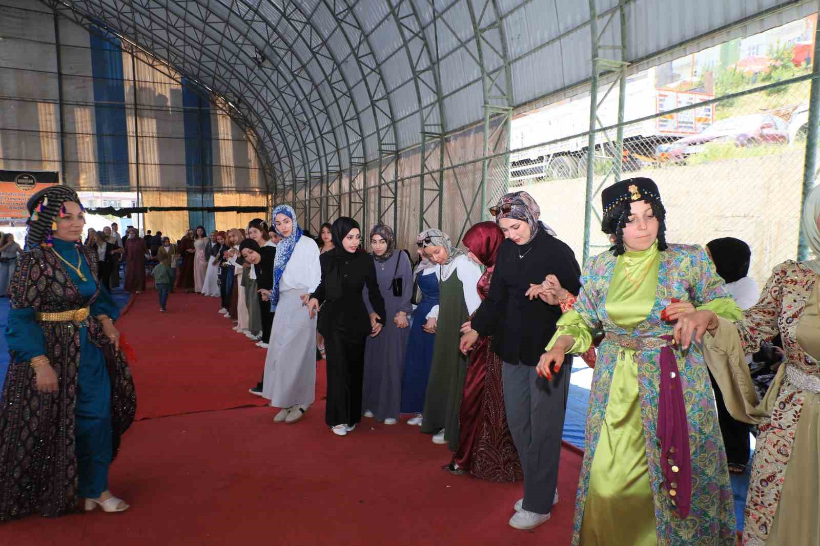Farklı illerden Hakkari’ye gelen gençler halay çekti