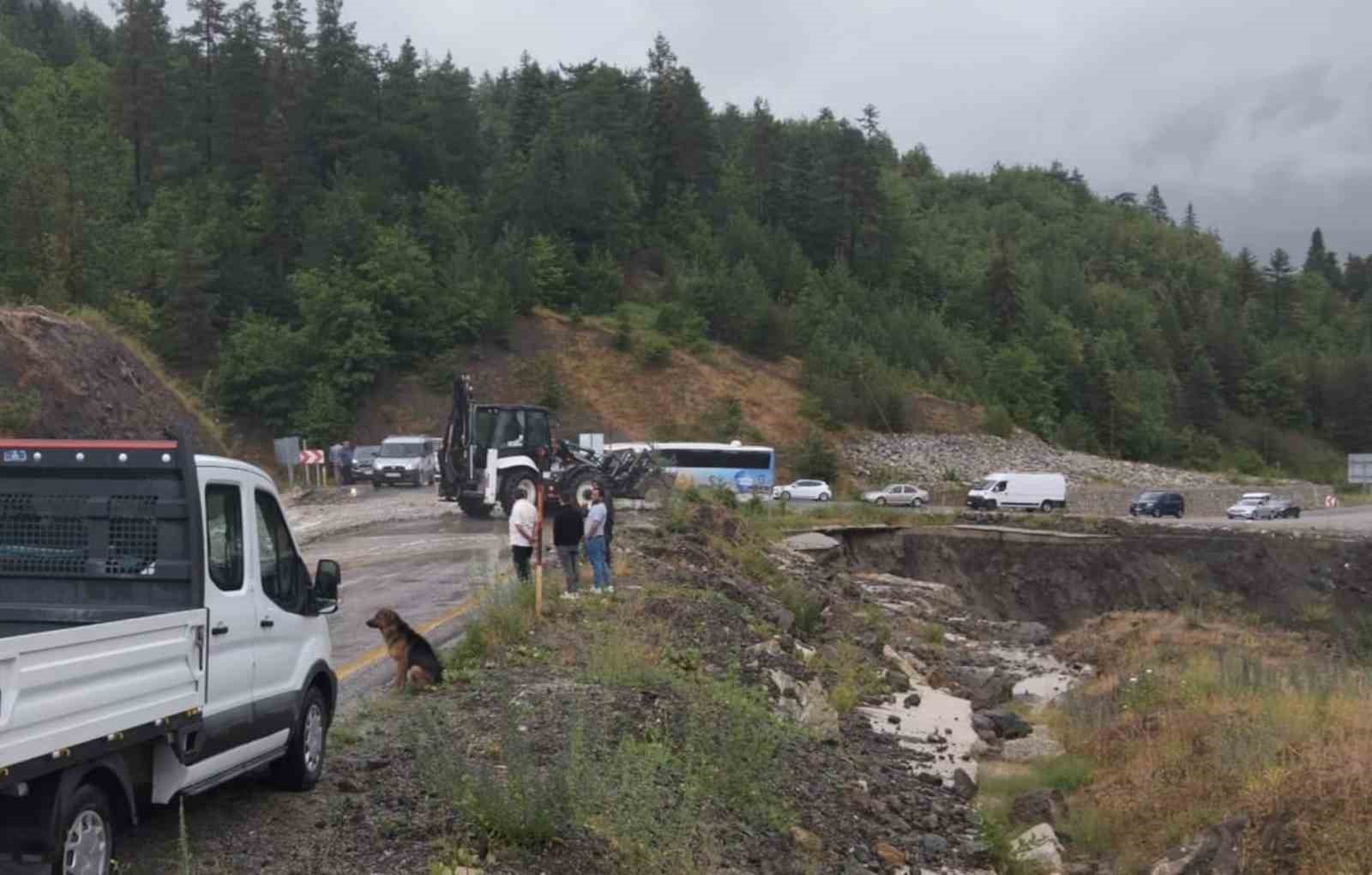 Kastamonu’da kuvvetli sağanak karayolunu ulaşıma kapattı