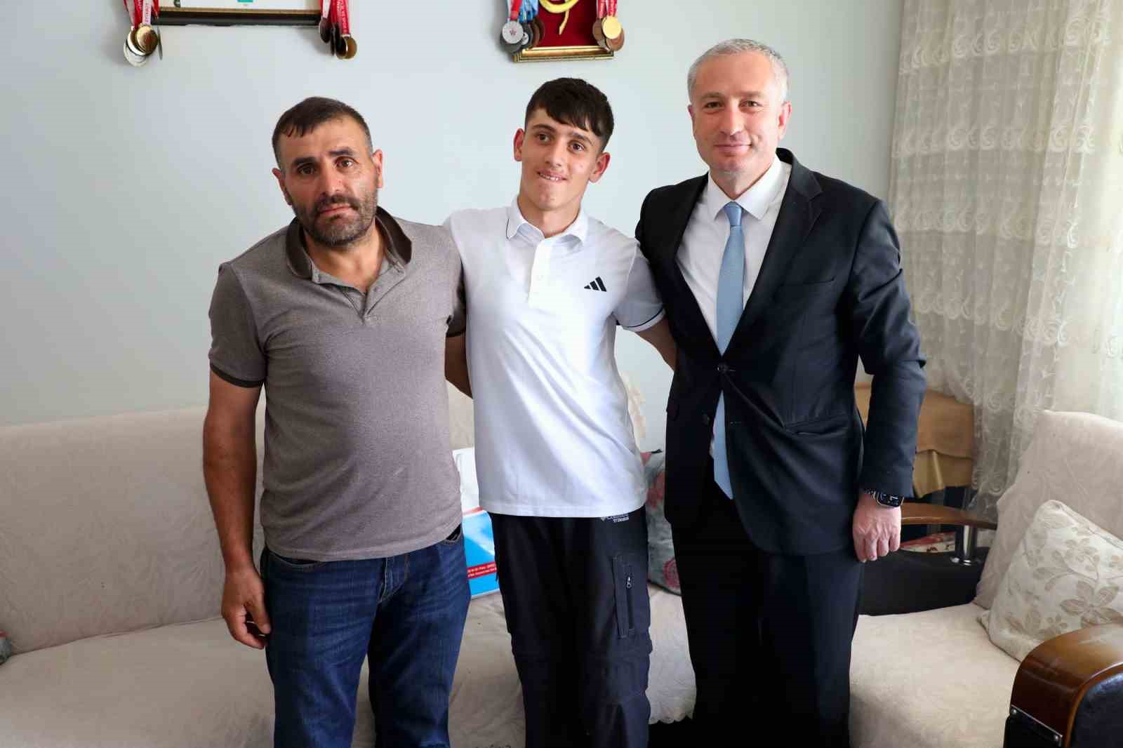 Ağrı Milli Eğitim Müdürü Kökrek’ten LGS öncesinde özel eğitim öğrencisi Duzlu’ya moral ziyareti