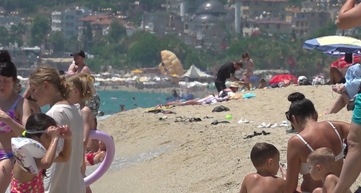 Alanya’da aşırı sıcaklar sahilleri doldurdu