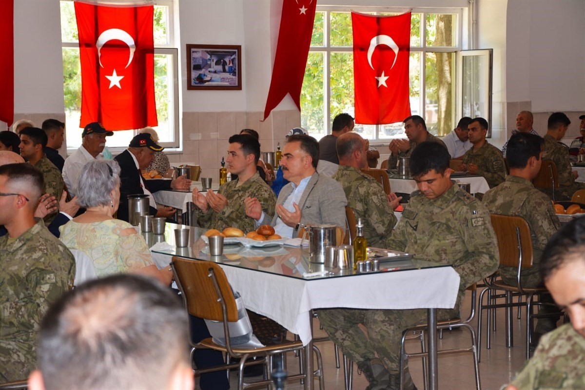 Türk Kara Kuvvetleri’nin 2234’üncü kuruluş yıl dönümünde şehit aileleri ve gaziler onuruna yemek düzenlendi