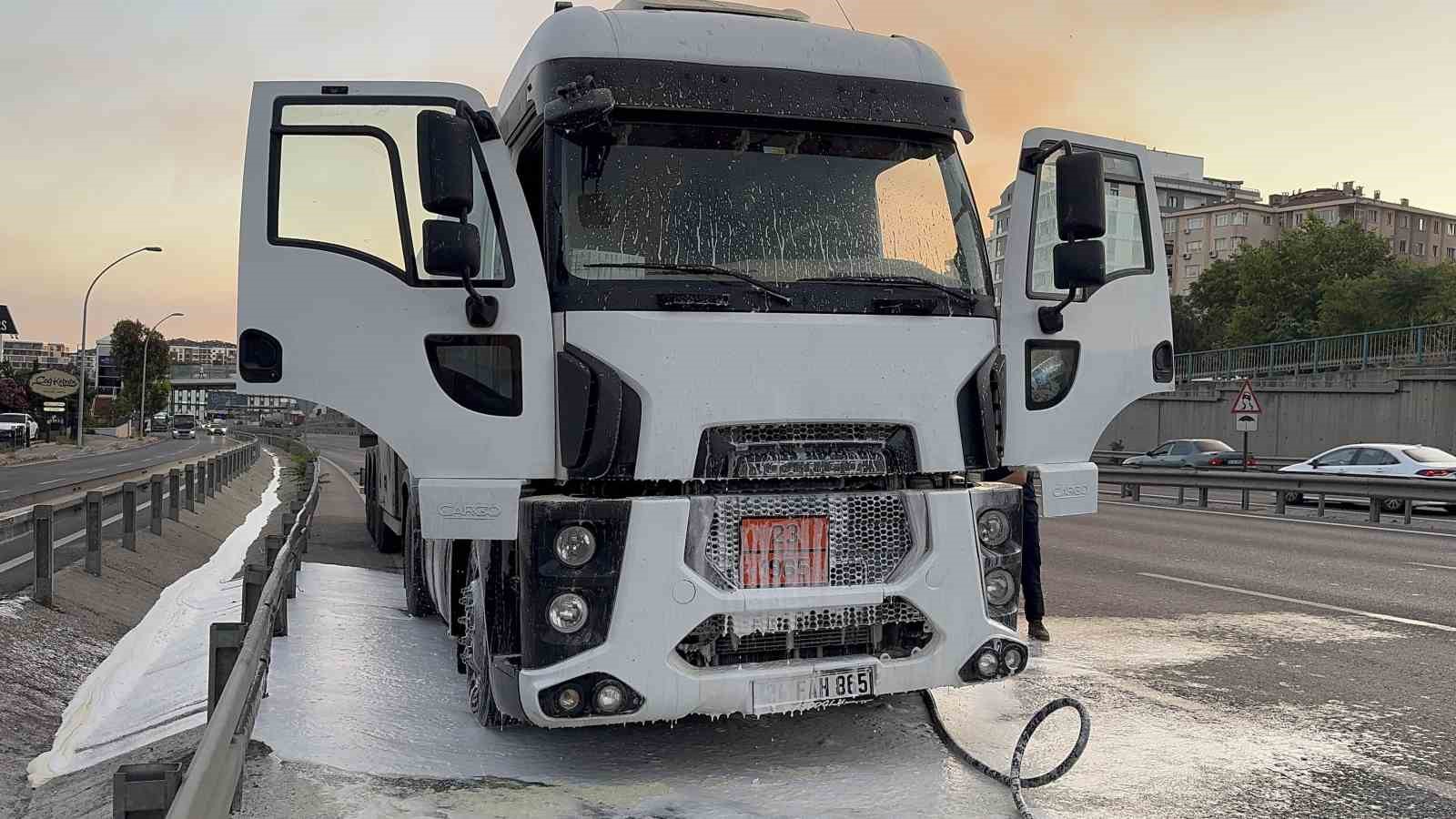 Gaz yüklü tankerin motorunda çıkan yangın korkuya neden oldu