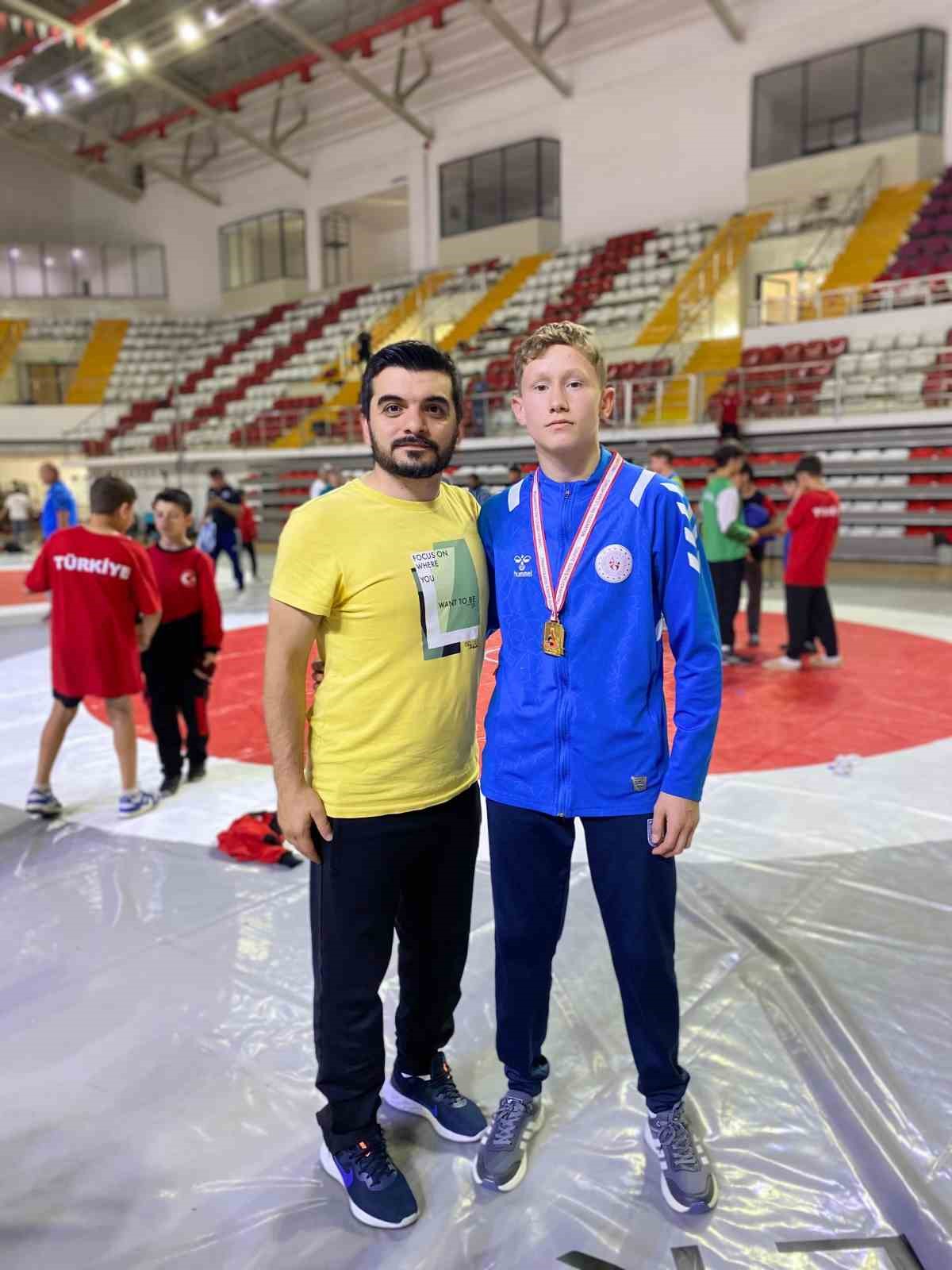 Bolulu güreşçi Ahmet Zeyd Özer Türkiye şampiyonu oldu