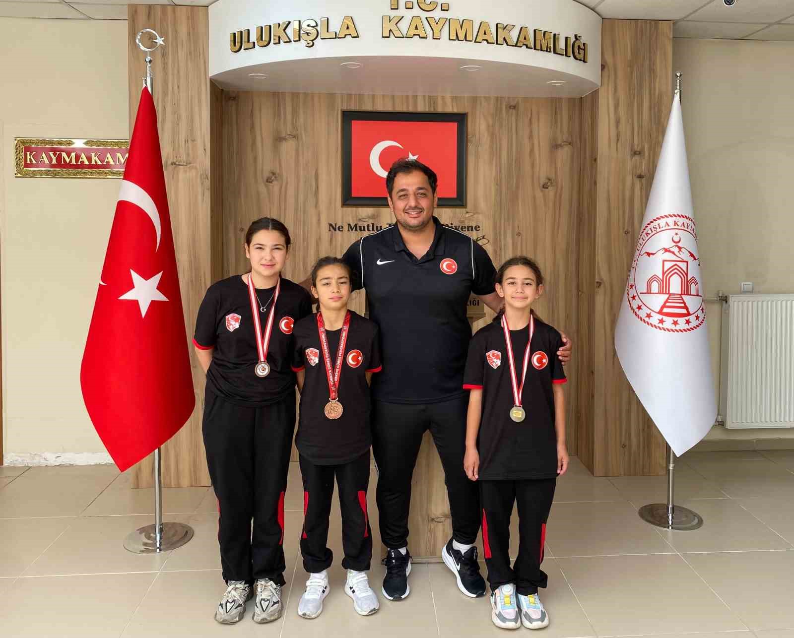 Ulukışla’nın küçük kız güreşçileri Türkiye Şampiyonası’nda tarih yazdı