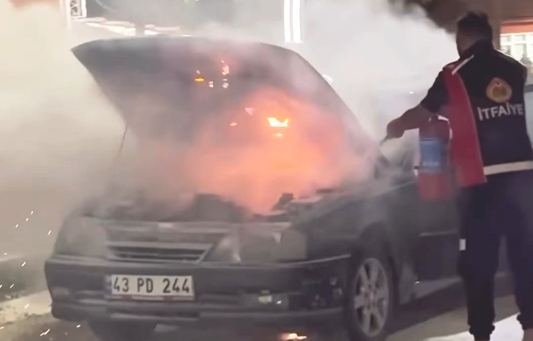 Emet’te seyir halindeki araçta yangın
