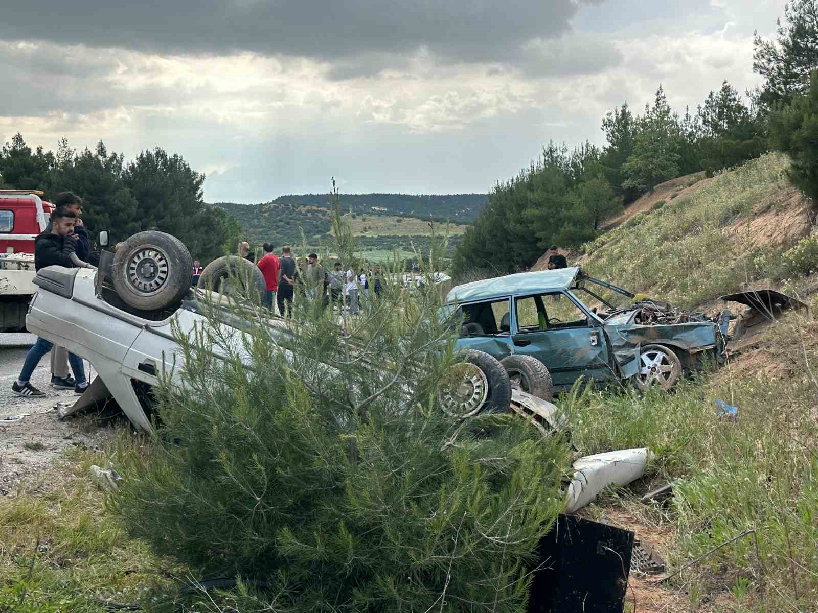 Uşak’ta iki araç çarpıştı: 1’i ağır 7 yaralı