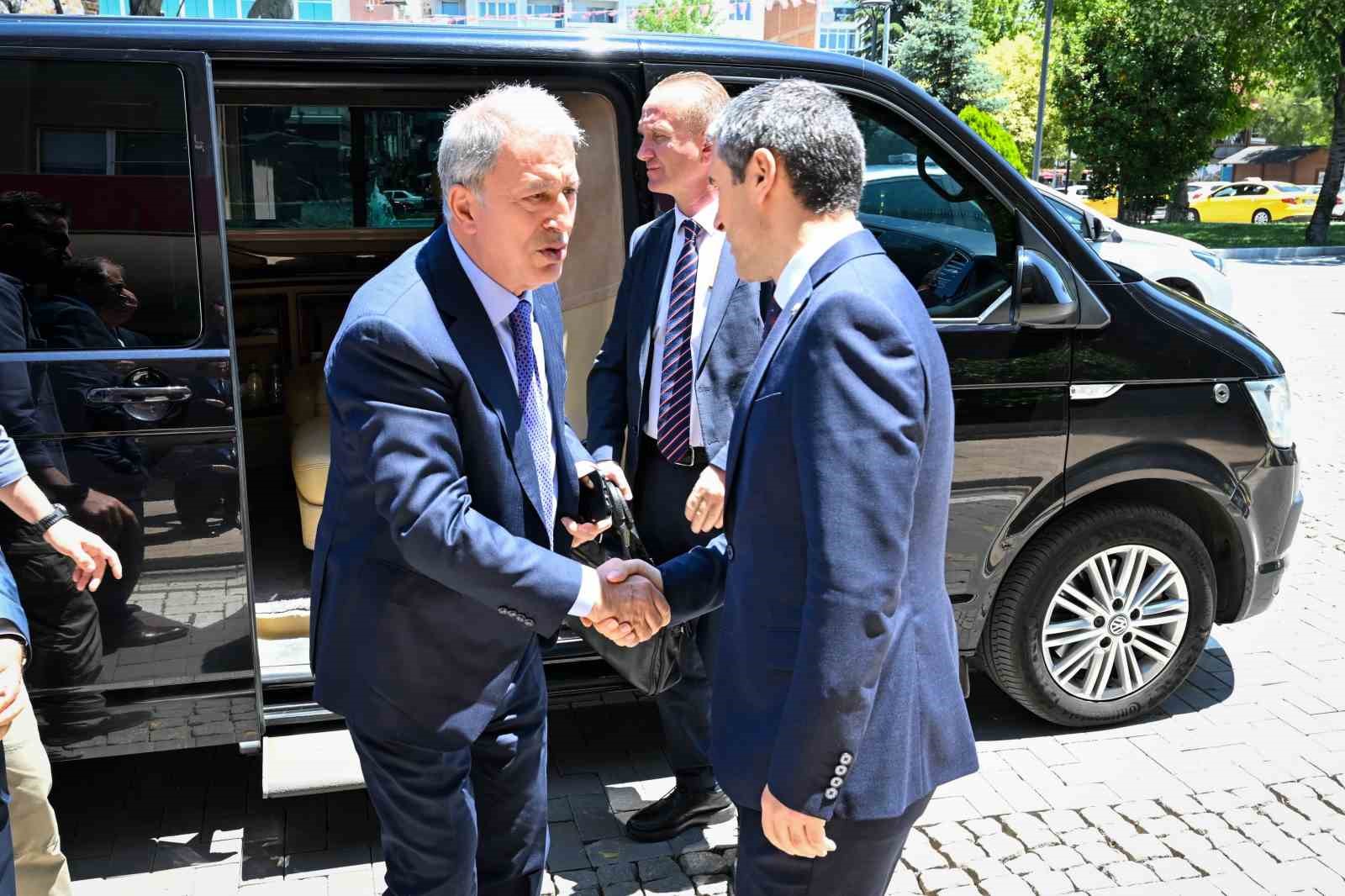 Hulusi Akar ve Taner Yıldız bir dizi ziyaretler için Uşak’a geldi