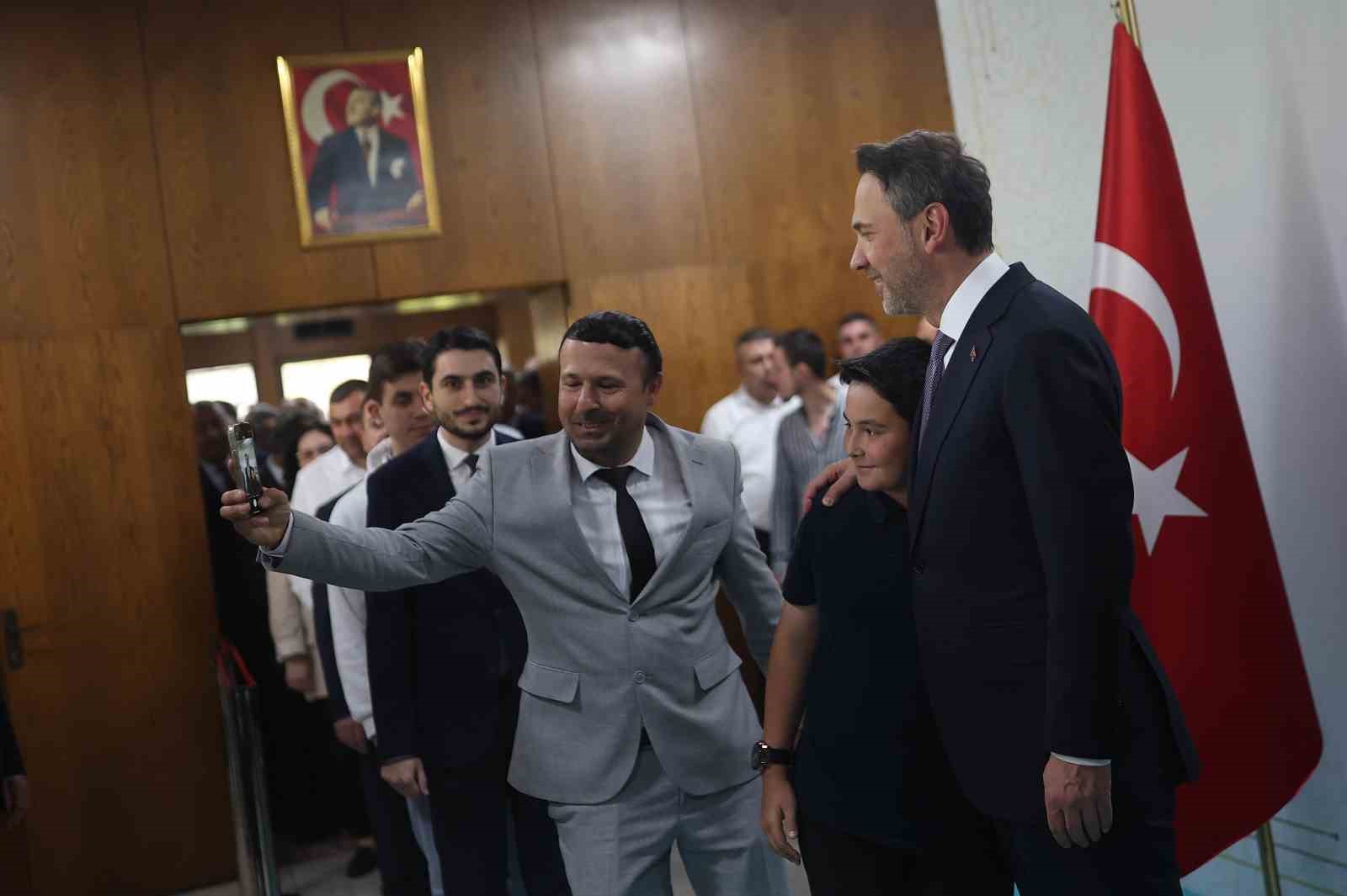 Bakan Bayraktar personel ile bayramlaştı