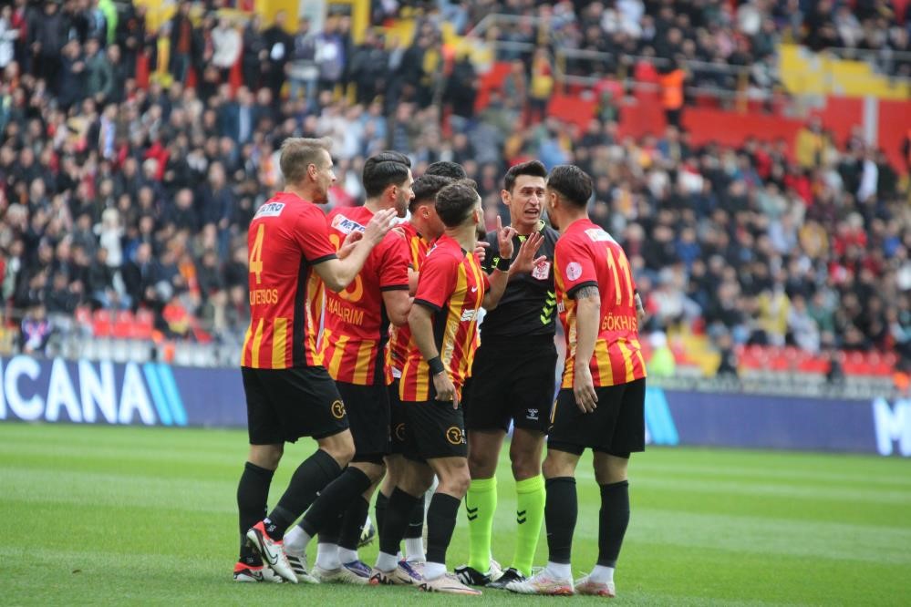 Kayserispor’da an çok kart gören Gökhan Sazdağı oldu