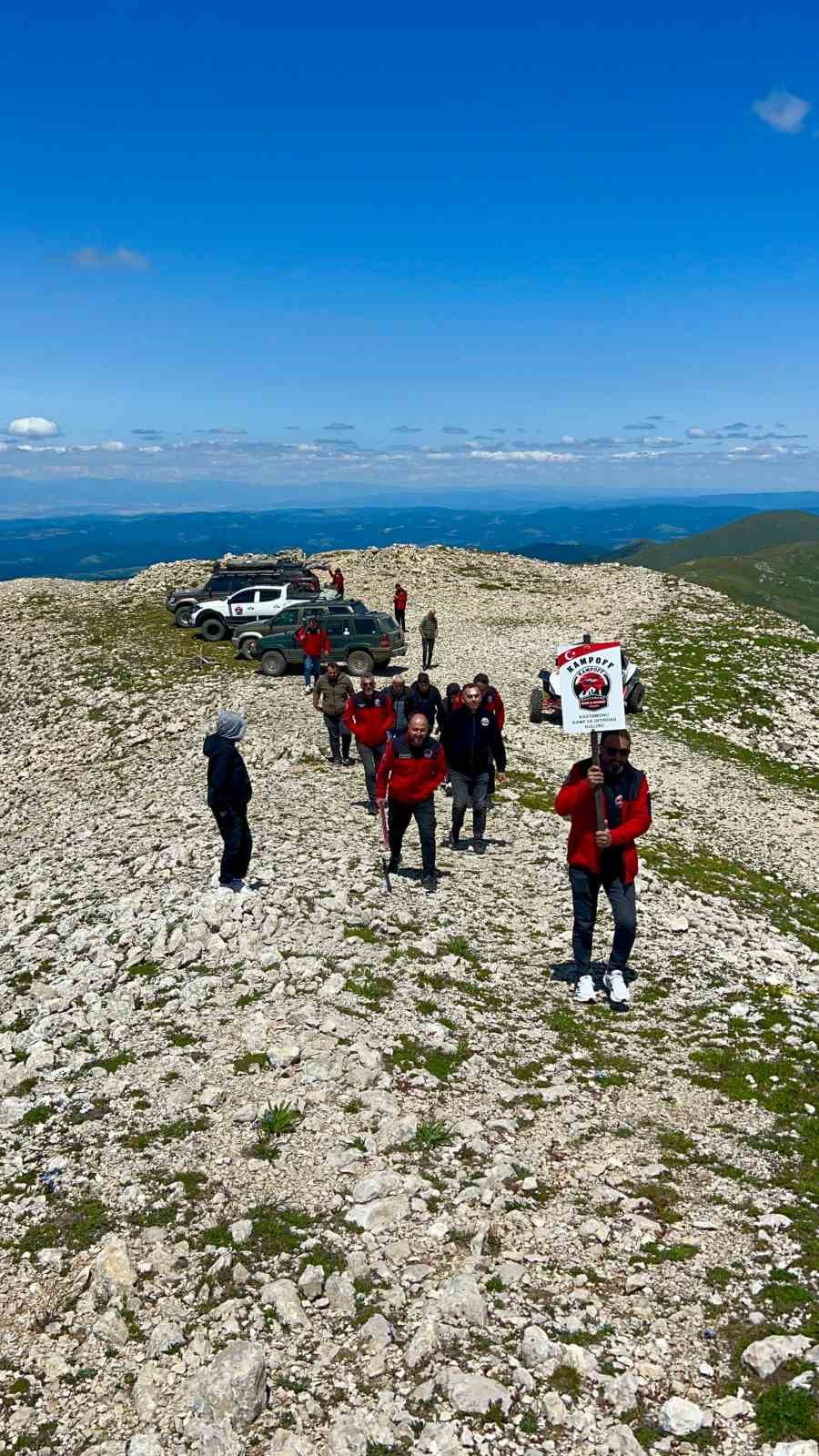 Off-road tutkunları 2 bin 587 rakımlı zirvedeki Türk bayrağını değiştirdi