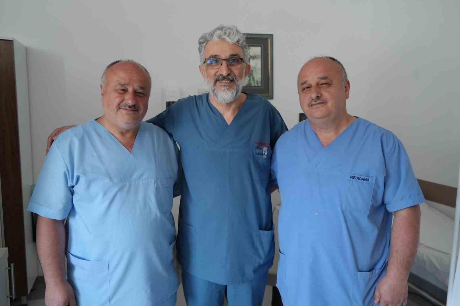 Aynı hastanede çalışan ikizleri görenler ’gözlerini ovalıyor’