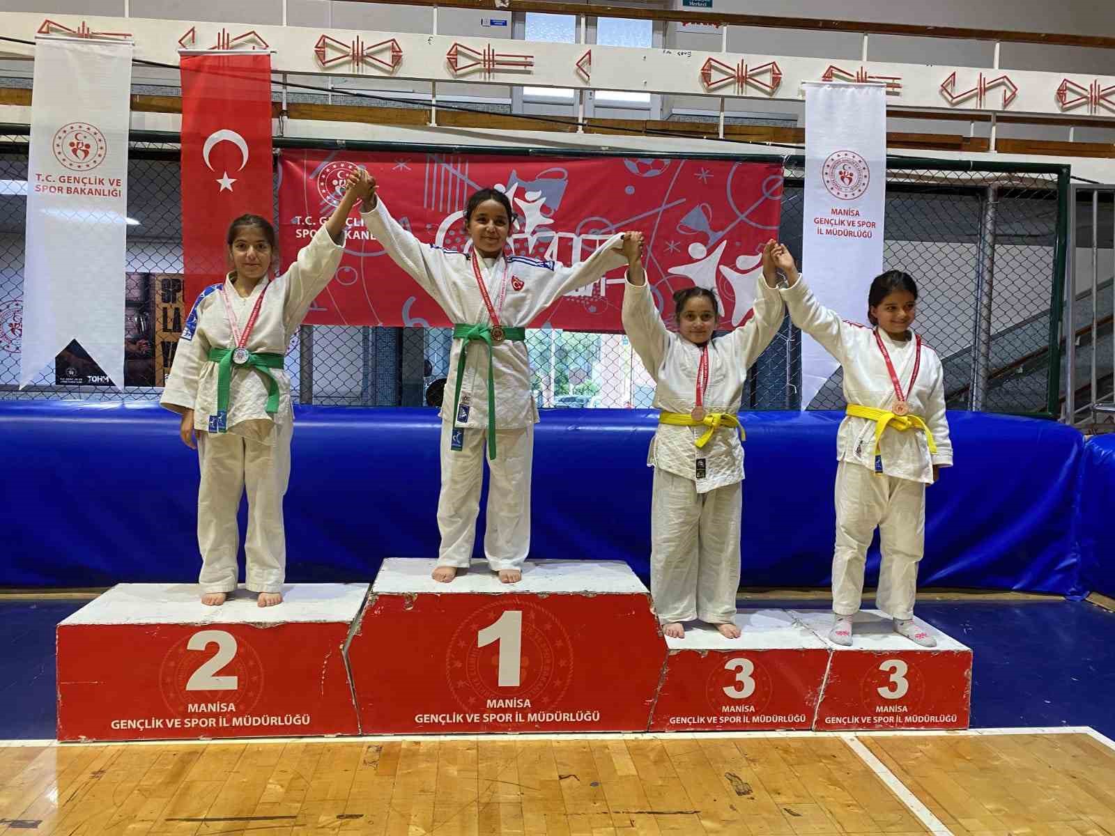 Salihli’nin minik judocularından 6 altın, 6 gümüş, 8 bronz madalya