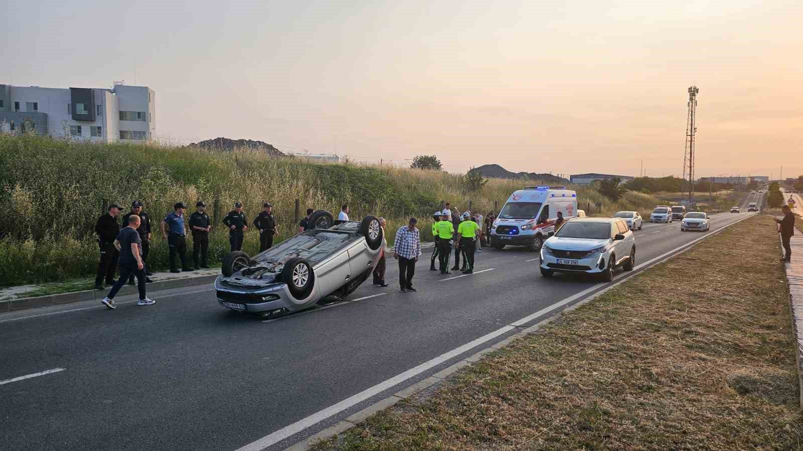 Ters dönen otomobilden yara almadan kurtuldu