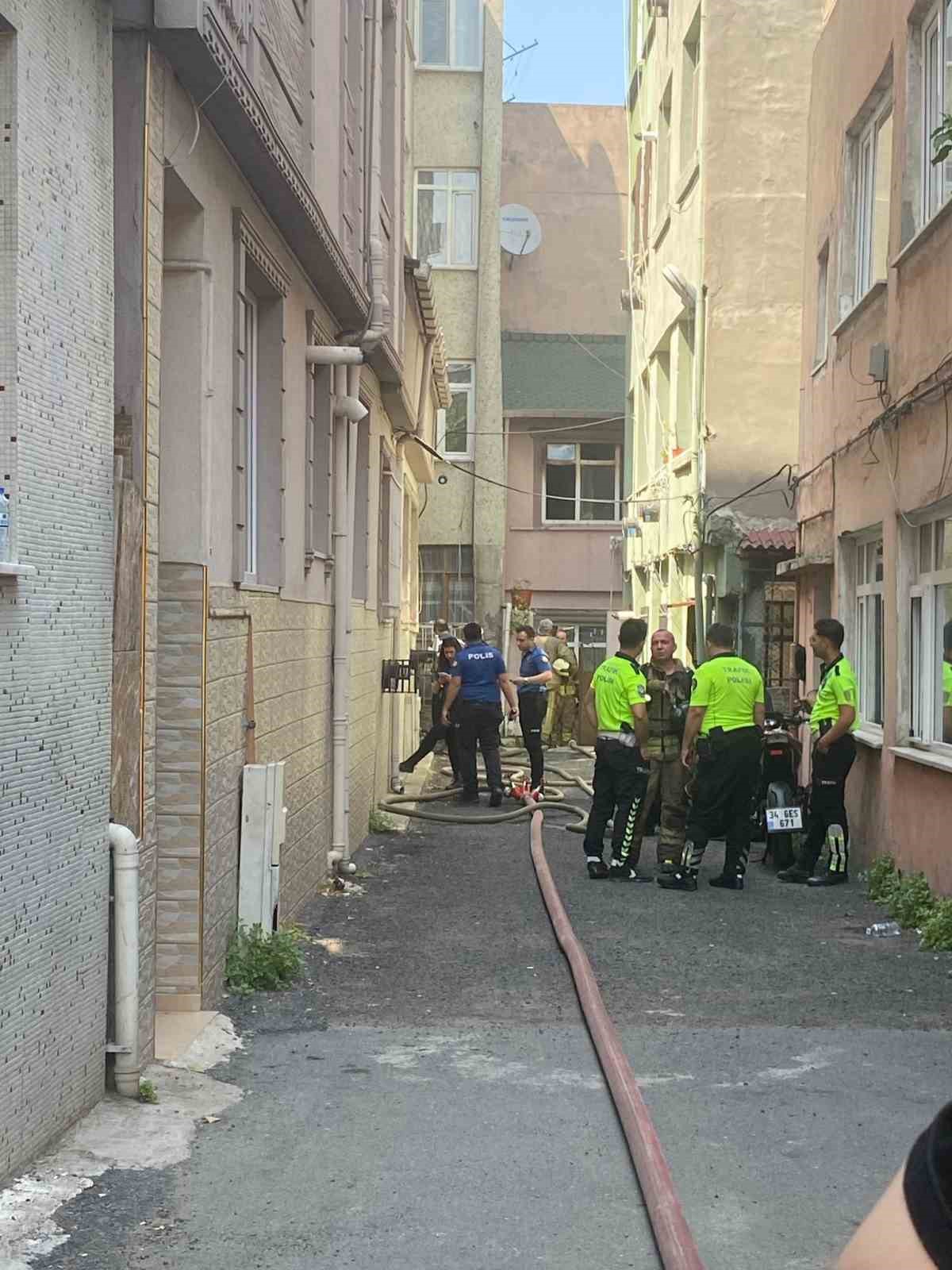 Eyüpsultan’da 2 katlı binada korkutan yangın