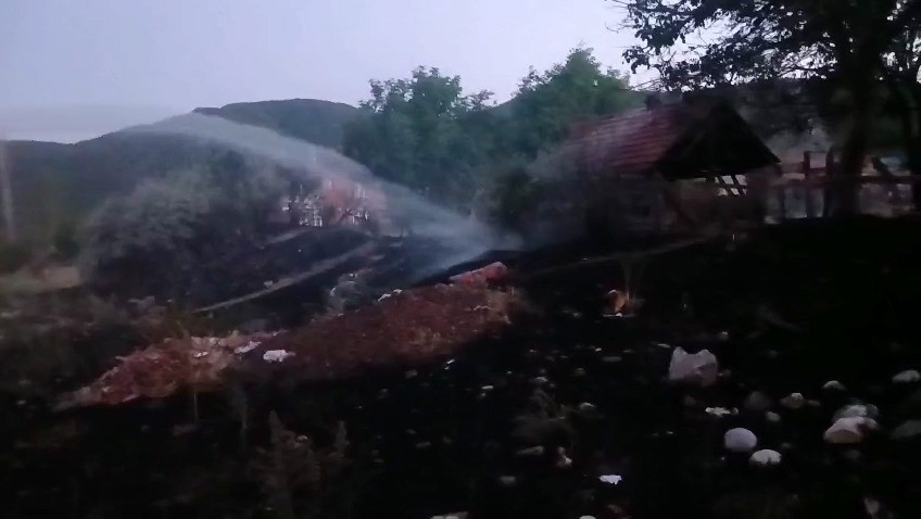 Alevler tarlayı sardı, ekipler eve sıçramasını önledi