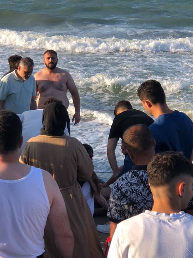 Boğulmak üzere olan genci vatandaşlar kurtardı