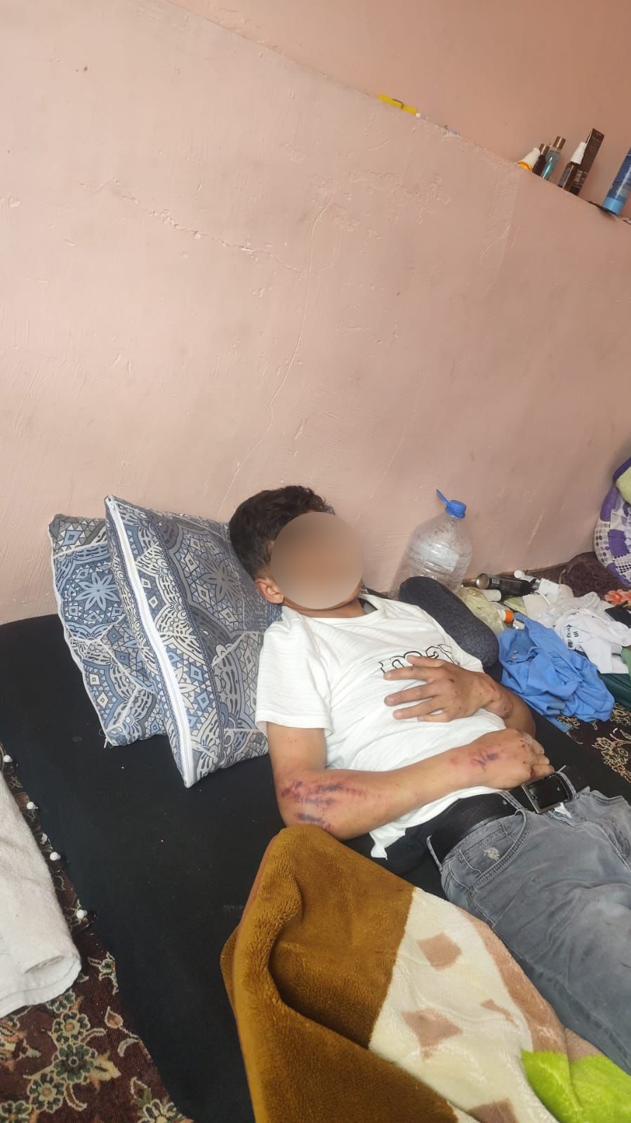 Gençleri sopayla dövdüğü iddia edilen şüpheli serbest kaldı