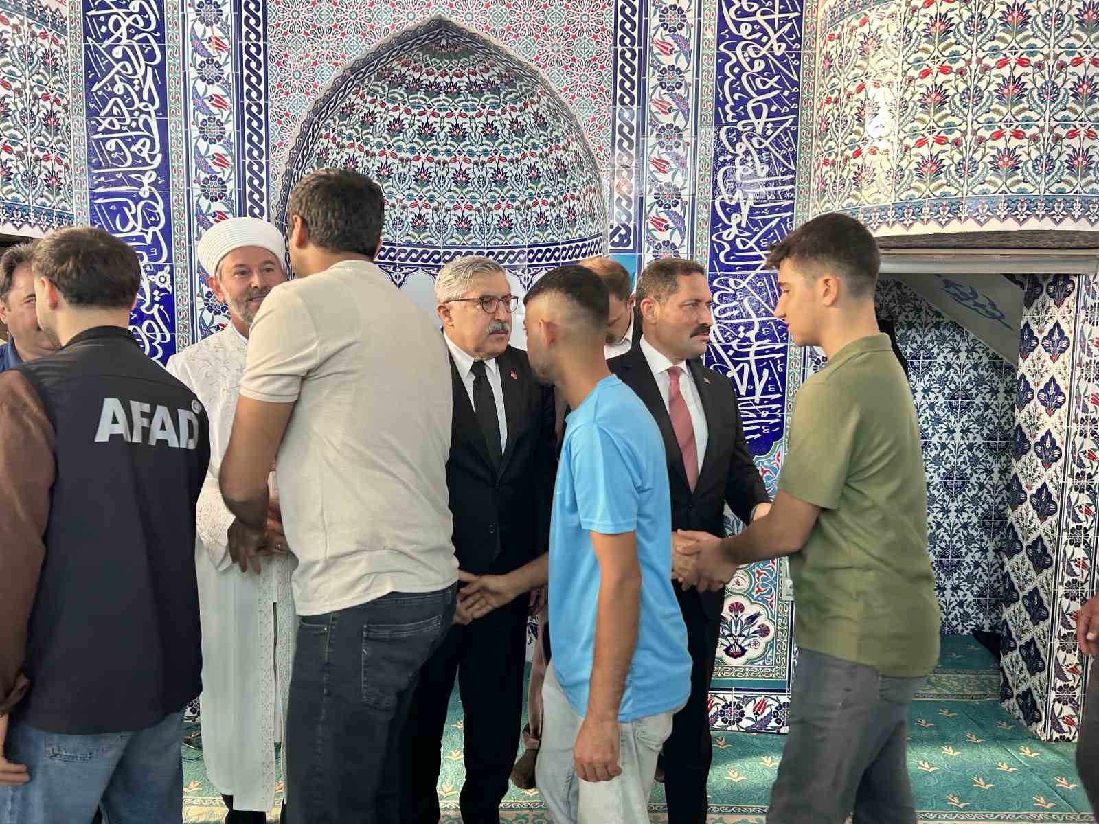 Depremin vurduğu Hatay’da vatandaşlar bayram namazı için camilere akın etti