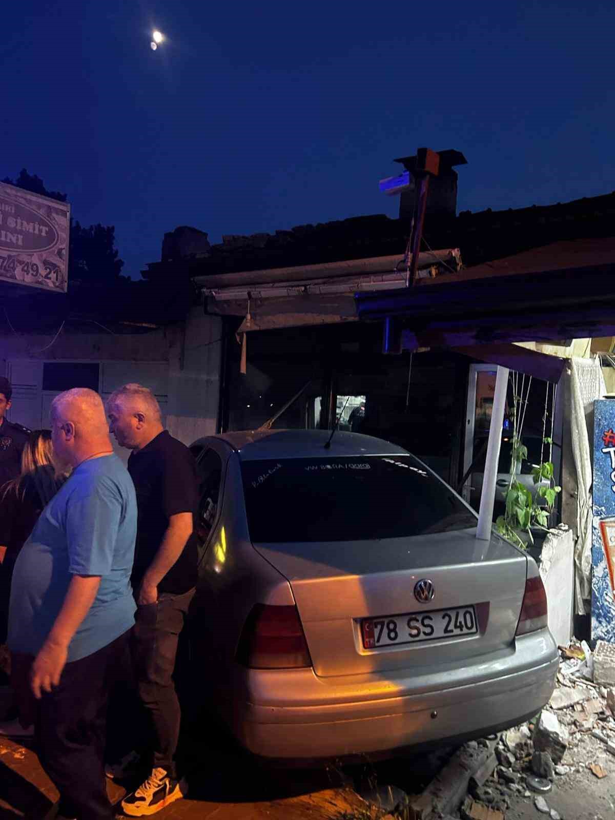 Yoldan çıkıp 2 iş yerine çarptı : 1 yaralı