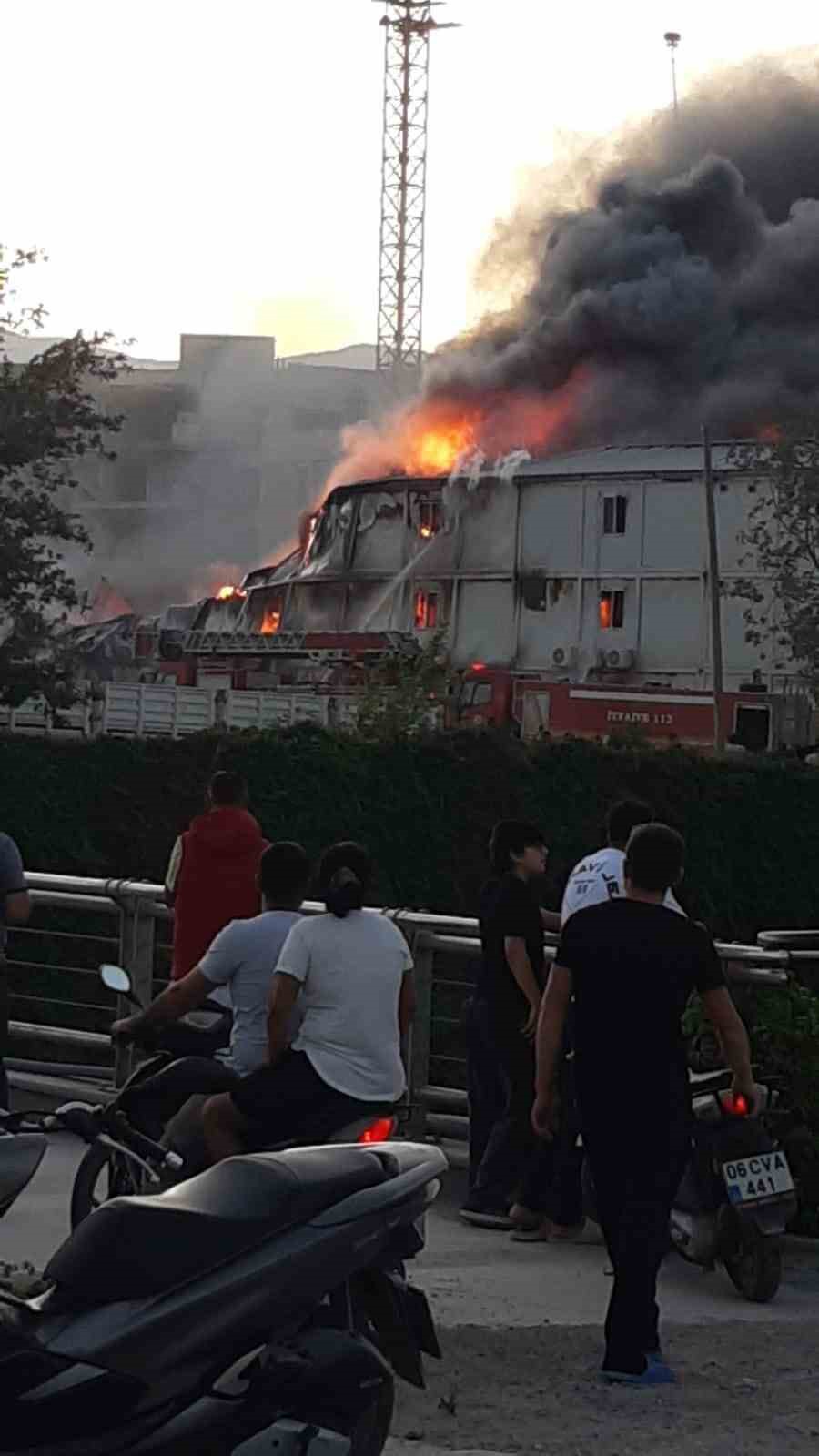 İşçilerin kaldığı prefabrik yatakhane alevlere teslim oldu