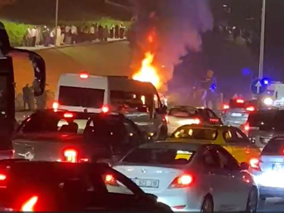 Kağıthane’de bariyere çarpan otomobil alev aldı, o anlar kameralara yansıdı