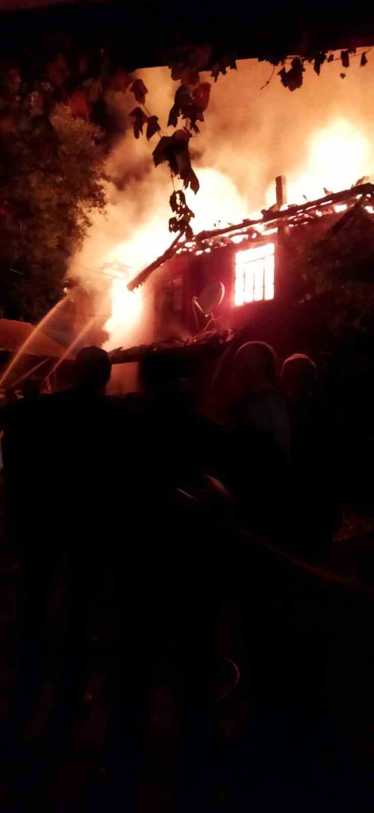 Kastamonu’da iki katlı ahşap ev, çıkan yangında küle döndü